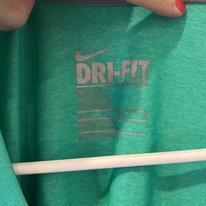 Nike Drifit V-neck tee | Women’s Extra Small thumbnail 3