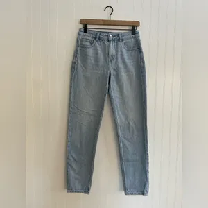 AMERICAN EAGLE Women’s AE Strigid Mom Jean in Blue Breeze Wash Denim Size 4L thumbnail 6