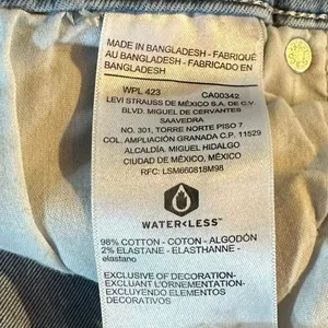 Women's Levi’s High Waist Light Wash Denim Shorts 31/12‎ Frayed Hem thumbnail 4