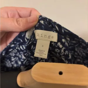 Hinge Navy‎ and White Horse Print Blouse - size S thumbnail 3