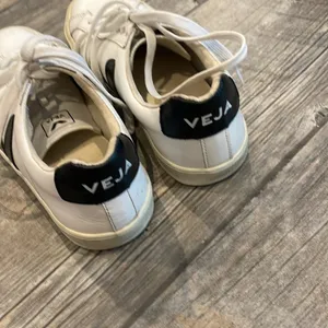 Veja women’s White and Black Sneakers thumbnail 3