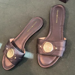 NEW‎ Tommy Hilfiger Black Sandals W Gold Logo Size 6:5 thumbnail 3