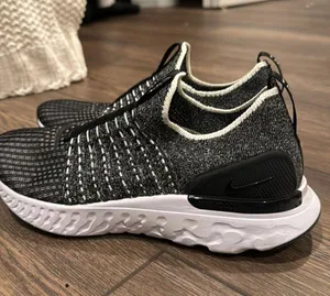 Sneakers thumbnail 1