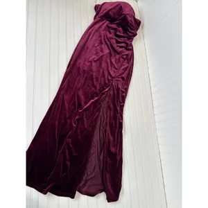 NWOT Lulus Perfectly Captivating Plum Purple Velvet Strapless Maxi Dress Size L thumbnail 2