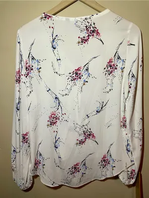 White House Black Market White Floral Ruffle Tie-Front Blouse size 6 thumbnail 2