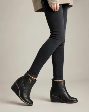 Tory Burch Black Leather Sherpa Lined Ankle Wedge Boots Booties Womens 8 Fall thumbnail 1