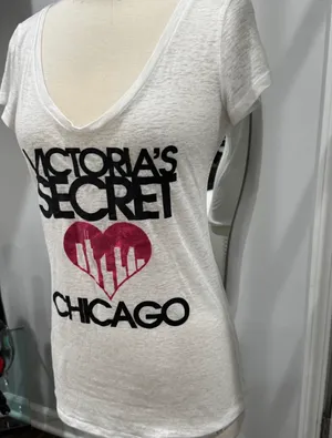 Victoria's Secret Victoria's Secret Vintage Supermodel Chicago Skyline White Graphic Tee thumbnail 6