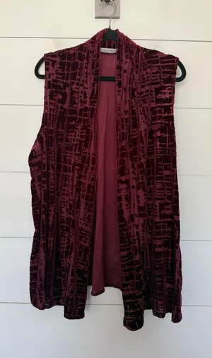Susan Graver Women’s Large Maroon Sleeveless Velvet Cardigan thumbnail 1
