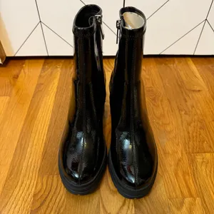 D’amelio Womens 7 Black Faux Patent Leather Chelsea Boots Booties Goth Punk thumbnail 2