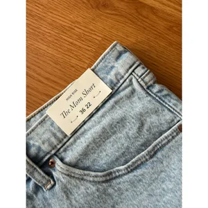 Abercrombie & Fitch The Mom Short High Rise Light Wash Cuffed Denim Size 22 thumbnail 5