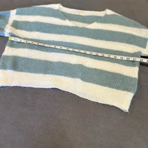 Uncharted Threads Sz: M Cropped Dusty Blue White Striped Vneck Pullover Sweater. thumbnail 3