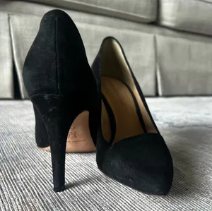 Women’s black Antonio Melani suede pumps thumbnail 3