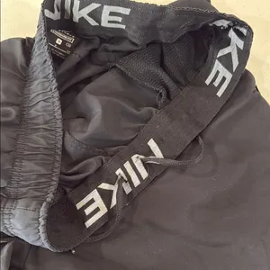 Nike Black Athletic Shorts Lightweight Relaxed Fit thumbnail 3