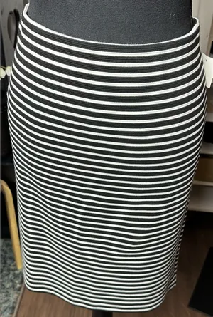 Loft sz medium black and white skirt thumbnail 1