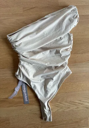 Missguided Beige One-Shoulder top thumbnail 1