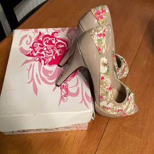 Wild Rose platform pumps with flower details thumbnail 4