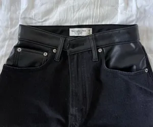 Abercrombie High-Rise Jeans 90s Straight Curve Love thumbnail 2