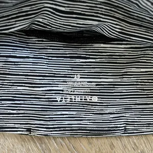 Athleta Ultimate Linear Lines Capri Leggings Size Small thumbnail 4