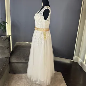 Women’s White Sleeveless V-Neck Wedding Dress Lace Applique Zip Back Size M NWT thumbnail 5