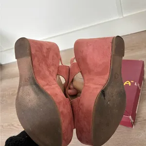 Suede Crisscross Platform Wedge Sandals in Dusty pink Worn thumbnail 3
