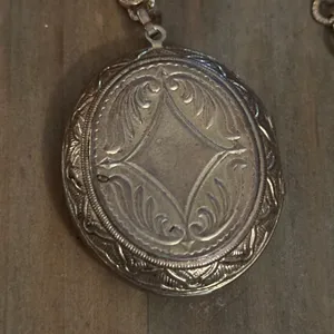 Vintage Large Locket Pendant Necklace Gold thumbnail 5