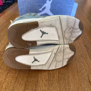 Jordan 4 Retro Tex Denim Light Wash Blue Sneakers Gold Dubrae FB6716-100 thumbnail 11