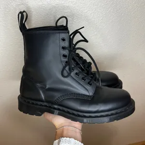 Dr. Martens 1460 Mono black smooth leather lace up boots Ladies 10 men 9 UNISEX thumbnail 2
