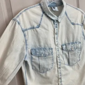 H&M‎ &Denim Womens Light Wash Western Snap Front Denim Shirt US 6 thumbnail 3