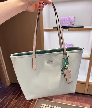 NWT！COACH Large City Tote Bag With Seahorse Charm（COACH CBH79） thumbnail 1
