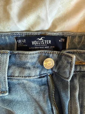 Hollister Ultra High-Rise Mom Jeans thumbnail 3