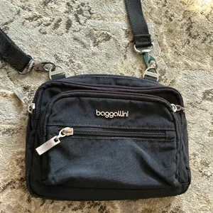 Baggallini Practical Bagallini crossbody 🖤🖤🖤 thumbnail 1