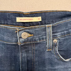 Levi's Mid Length Shorts Dark Wash Cuffed Denim Women Size 30 thumbnail 2