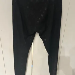 Sleek Black Leggings with Full-Length Fit thumbnail 7