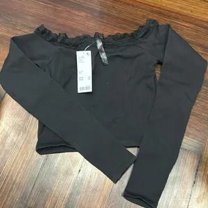 black off the shoulder tight crop top with lace trim thumbnail 3
