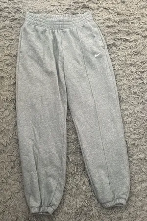 Gray Nike sweatpants thumbnail 1