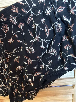 FINAL MARKDOWN Amuse Society Black Floral Lined Drawstring Pom-Pom Shorts Medium thumbnail 2