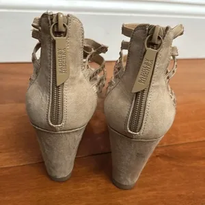 Badgley Mischka Wedge Sandals Womens Tan‎ Suede Rhinestone Strappy Cage 5M thumbnail 7