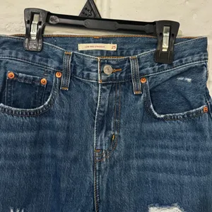Levis Low Pro Straight Jeans Women’s 25 Distressed Medium Wash Denim thumbnail 3