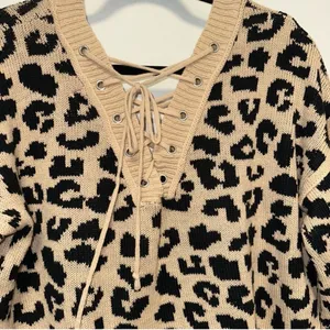 NWOT Willow moon‎ Tan and Black Leopard V-Neck Sweater thumbnail 7