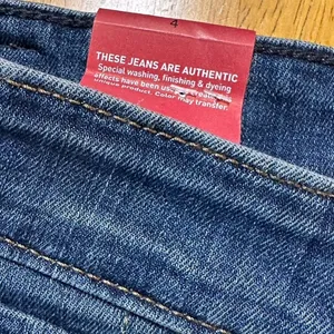 Levi's Signature Women's Modern Chino‎ Shorts Dark Blue Denim Size 4 Casual thumbnail 2