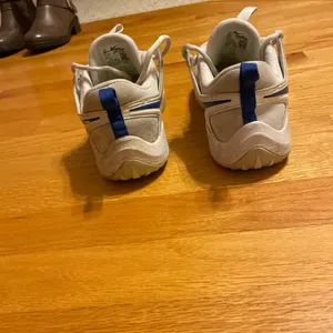 White Nike women’s shoes thumbnail 3