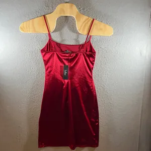 1300 | NWT Lulus Red‎ Satin Cutout Bodycon Holiday Cocktail Mini Dress Womens M thumbnail 2