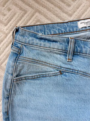 Abercrombie Curve Love Mid Rise 90s Straight Jean V Waist thumbnail 4
