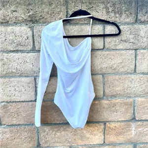 Superdown Revolve One Sleeve Long Sleeve White Bodysuit Size Small thumbnail 6
