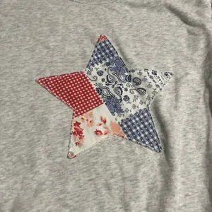 Hollister Quilted Easy‎ Star Graphic Crew light grey sweatshirt Medium thumbnail 2
