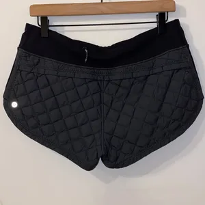 Lululemon Athletica Hot Cheeks Shorts 800 Fill Goose Down Size 8 thumbnail 4