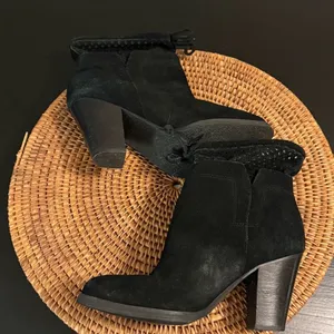 Crown Vintage Black Suede Ankle‎ Booties Size 7 thumbnail 12