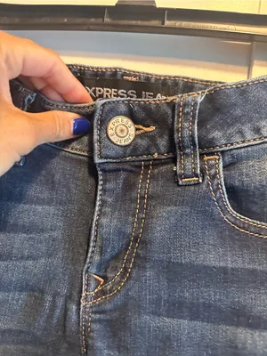 Express Shorts Relaxed Low-Rise Denim Shorts $60 MSRP thumbnail 3