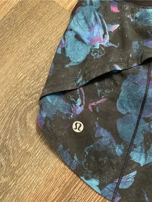 lululemon athletica Speed Up Short Black Waistband Floral-Print Athletic Size 2 thumbnail 4