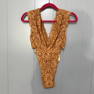 NEW Free People HAH Brown Sugar Cut to the Chase Lace V-neck Boho Bodysuit XS thumbnail 4